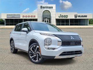 Used 2023 Mitsubishi Outlander SE image 1
