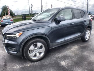Used 2021 Volvo XC40 T4 Momentum image 1