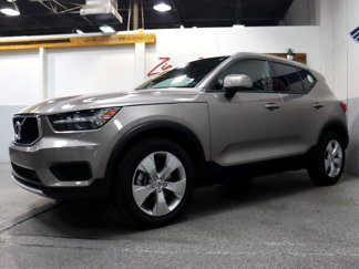 Used 2022 Volvo XC40 T4 Momentum image 1