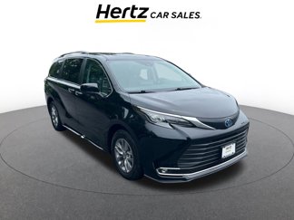 Used 2024 Toyota Sienna XLE image 1