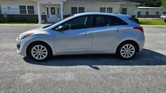 Used 2017 Hyundai Elantra GT image 1