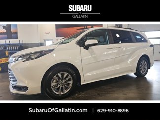 Used 2025 Toyota Sienna LE image 1