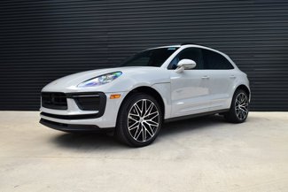 Certified 2025 Porsche Macan image 1