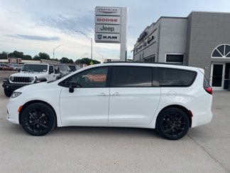 New 2026 Chrysler Pacifica Limited image 1