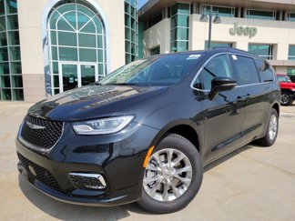 New 2022 Chrysler Pacifica Touring-L w/ Uconnect Theater Family Group image 1