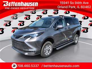 Used 2024 Toyota Sienna LE image 1