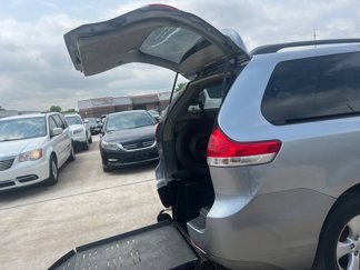 Used 2014 Toyota Sienna LE image 1