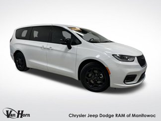 Used 2024 Chrysler Pacifica Select image 1