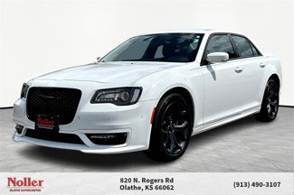 Used 2023 Chrysler 300 Touring L image 1