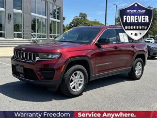 Used 2023 Jeep Grand Cherokee Laredo image 1