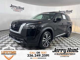 Used 2025 Nissan Pathfinder Platinum image 1