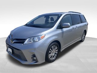 Used 2018 Toyota Sienna Limited image 1