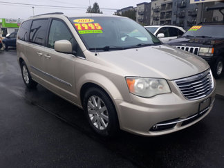 Used 2014 Chrysler Town & Country Touring image 1