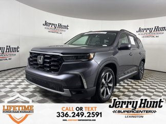 Used 2025 Honda Pilot Touring image 1