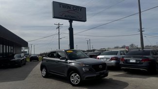 Used 2021 Hyundai Venue SE image 1