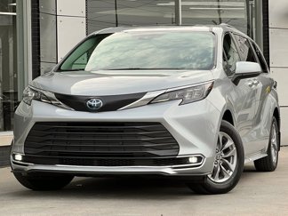 Used 2024 Toyota Sienna XLE image 1