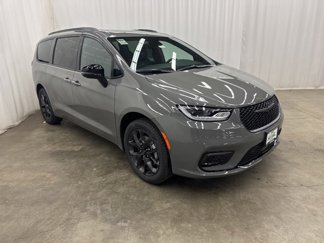 New 2025 Chrysler Pacifica Limited w/ Uconnect Theater Family Group image 1