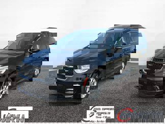 Used 2022 Chrysler Pacifica Touring-L image 1