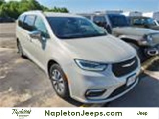 Used 2021 Chrysler Pacifica Limited w/ Uconnect Theater Family Group image 1