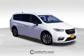 Used 2024 Chrysler Pacifica Select image 1