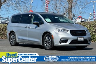 Used 2023 Chrysler Pacifica Limited w/ Uconnect Theater Family Group image 1
