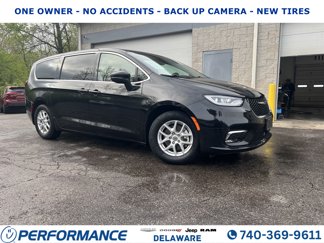 Used 2023 Chrysler Pacifica Touring-L image 1