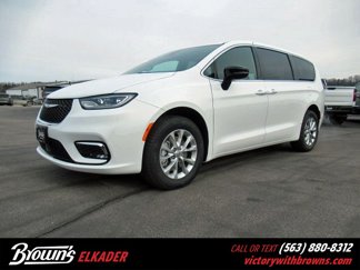 New 2025 Chrysler Pacifica Select w/ Uconnect Theater Family Group image 1