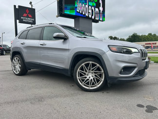 Used 2019 Jeep Cherokee Latitude w/ Popular Appearance Group image 1