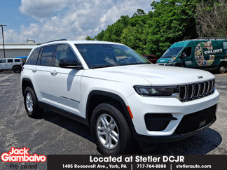 Used 2023 Jeep Grand Cherokee Laredo image 1