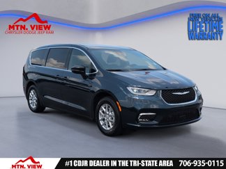 New 2025 Chrysler Pacifica Select image 1