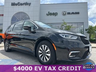 Used 2023 Chrysler Pacifica Touring-L image 1
