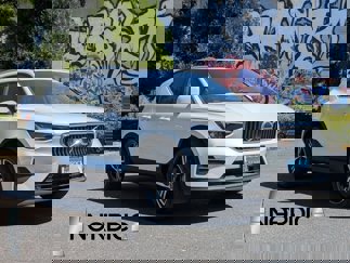 Used 2025 Volvo XC40 B5 Core image 1