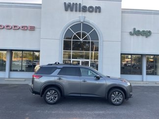Used 2025 Nissan Pathfinder SV image 1