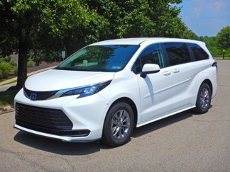 Used 2024 Toyota Sienna LE image 1
