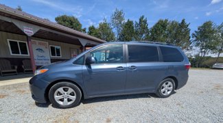 Used 2017 Toyota Sienna LE image 1