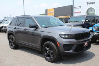 Used 2023 Jeep Grand Cherokee Altitude image 1