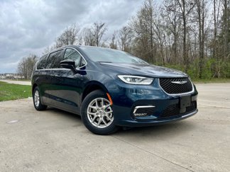 New 2025 Chrysler Pacifica Select image 1