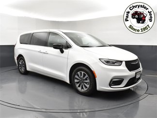 New 2025 Chrysler Pacifica Select image 1