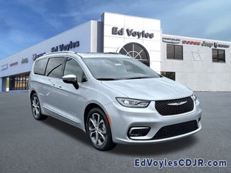 New 2026 Chrysler Pacifica Pinnacle image 1