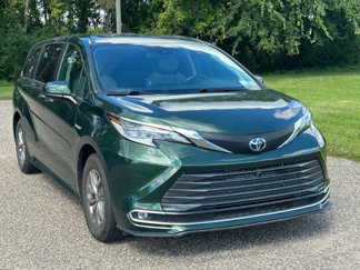 Used 2021 Toyota Sienna XLE image 1