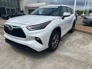 Used 2023 Toyota Highlander XLE image 1