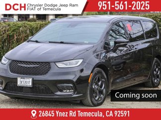 Used 2022 Chrysler Pacifica Touring-L w/ Uconnect Theater Family Group image 1