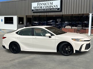Used 2025 Toyota Camry SE image 1