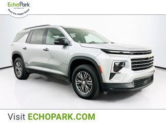 Used 2025 Chevrolet Traverse LT image 1