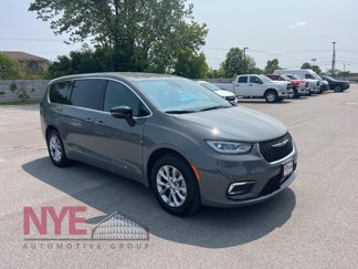 Used 2025 Chrysler Pacifica Select image 1