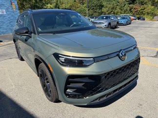 New 2025 Volkswagen Tiguan SE R-Line image 1