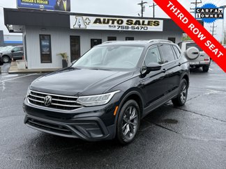 Used 2023 Volkswagen Tiguan SE image 1