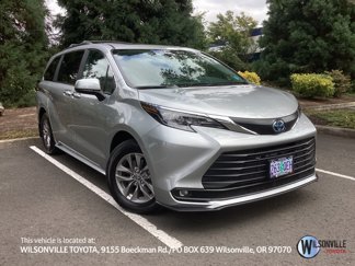 Used 2025 Toyota Sienna XLE image 1
