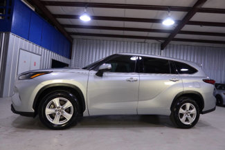 Used 2022 Toyota Highlander LE image 1