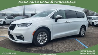 Used 2023 Chrysler Pacifica Touring-L image 1